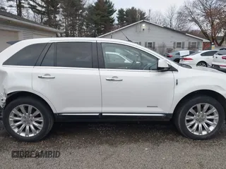 2011 Lincoln MKX with VIN 2LMDJ8JK0BBJ08813, listed as a IAAI auction lot 40978551 with 184,382 mi miles. Bid and sale history available at carsss.com. Image 13.
