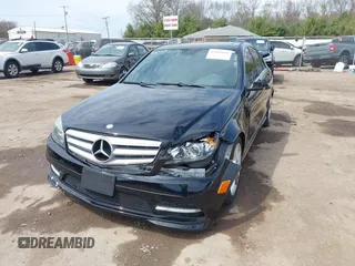 2011 Mercedes-Benz C 300 Sport z VIN WDDGF8BB0BR187349, wystawiony jako IAAI lot #42099019 z przebiegiem 152 338 mil mil oraz . Historia ofert i sprzedaży dostępna na DreamBid. Obrazek 17.