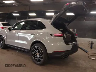 2025 Porsche Cayenne E-Hybrid Hybrid z VIN WP1AE2AY2SDA16359, wystawiony jako IAAI lot #41886547 z przebiegiem 2 828 mil mil oraz . Historia ofert i sprzedaży dostępna na DreamBid. Obrazek 3.