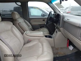2000 Chevrolet Suburban LT with VIN 3GNFK16T7YG222237, listed as a IAAI auction lot 41613604 with 258,537 mi miles. Bid and sale history available at carsss.com. Image 5.