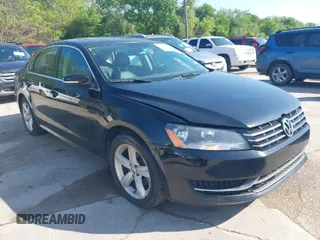 2013 Volkswagen Passat SE z VIN 1VWBN7A36DC061933, wystawiony jako IAAI lot #41972986 z przebiegiem 171 069 mil mil oraz . Historia ofert i sprzedaży dostępna na DreamBid. Obrazek 1.
