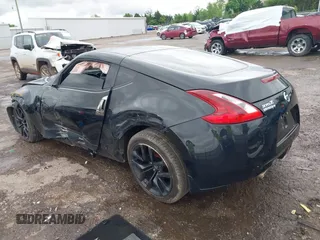 2020 Nissan 370Z Sport z VIN JN1AZ4EH6LM823399, wystawiony jako IAAI lot #42135621 z przebiegiem 98 855 mil mil oraz . Historia ofert i sprzedaży dostępna na DreamBid. Obrazek 3.