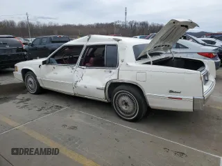 1990 Cadillac Fleetwood z VIN 1G6CB5332L4248633, wystawiony jako Copart lot #44218444 z przebiegiem 40 635 mil mil oraz Nie do naprawy. Historia ofert i sprzedaży dostępna na DreamBid. Obrazek 2.