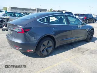 2018 Tesla Model 3 Long Range Battery z VIN 5YJ3E1EA2JF039262, wystawiony jako IAAI lot #42463443 z przebiegiem 77 482 mil mil oraz . Historia ofert i sprzedaży dostępna na DreamBid. Obrazek 4.