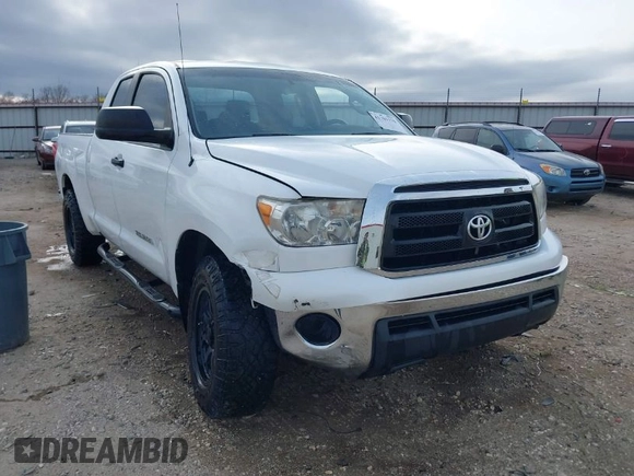 2013 Toyota Tundra z VIN 5TFRM5F19DX064236, wystawiony jako IAAI lot #41701170 z przebiegiem 147 312 mil mil oraz . Historia ofert i sprzedaży dostępna na DreamBid. Obrazek 1.