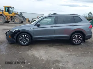 2024 Volkswagen Tiguan S z VIN 3VVRB7AX8RM111008, wystawiony jako IAAI lot #41857646 z przebiegiem 23 099 mil mil oraz . Historia ofert i sprzedaży dostępna na DreamBid. Obrazek 15.