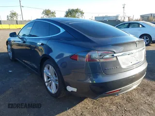 2015 Tesla Model S 85D with VIN 5YJSA1E28FF110066, listed as a IAAI auction lot 40672973 with 100,157 mi miles. Bid and sale history available at carsss.com. Image 3.