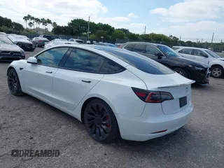 2021 Tesla Model 3 Performance z VIN 5YJ3E1EC5MF984891, wystawiony jako IAAI lot #42071151 z przebiegiem 72 883 mil mil oraz . Historia ofert i sprzedaży dostępna na DreamBid. Obrazek 3.