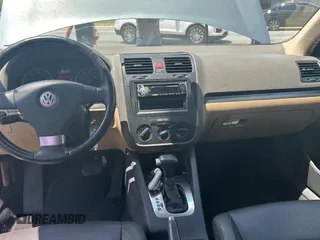 2006 Volkswagen Jetta z VIN 3VWRG81K46M724245, wystawiony jako Copart lot #57293785 z przebiegiem 212 639 mil mil oraz Czysty tytuł • Clean title. Historia ofert i sprzedaży dostępna na DreamBid. Obrazek 9.