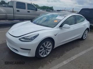 2020 Tesla Model 3 Standard Range Plus z VIN 5YJ3E1EA9LF598682, wystawiony jako IAAI lot #42247434 z przebiegiem 28 835 mil mil oraz . Historia ofert i sprzedaży dostępna na DreamBid. Obrazek 2.