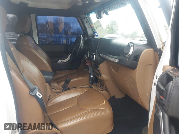 2014 Jeep Wrangler Unlimited Sahara z VIN 1C4BJWEG6EL245986, wystawiony jako IAAI lot #41498492 z przebiegiem 125 882 mil mil oraz . Historia ofert i sprzedaży dostępna na DreamBid. Obrazek 5.