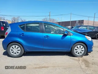 2013 Toyota Prius One z VIN JTDKDTB33D1555756, wystawiony jako IAAI lot #41962684 z przebiegiem Nie podano mil oraz . Historia ofert i sprzedaży dostępna na DreamBid. Obrazek 12.
