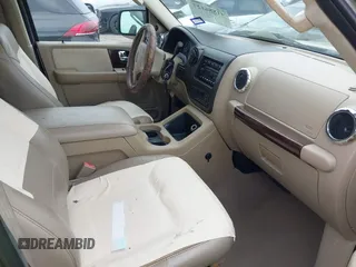 2006 Ford Expedition z VIN 1FMPU19506LA98375, wystawiony jako IAAI lot #41886127 z przebiegiem 251 121 mil mil oraz . Historia ofert i sprzedaży dostępna na DreamBid. Obrazek 5.