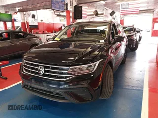 2024 Volkswagen Tiguan SE z VIN 3VV3B7AX4RM076330, wystawiony jako IAAI lot #42752482 z przebiegiem 25 282 mil mil oraz . Historia ofert i sprzedaży dostępna na DreamBid. Obrazek 25.