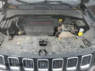 2018 Jeep Compass Latitude z VIN 3C4NJDBB9JT115063, wystawiony jako Copart lot #55477065 z przebiegiem 174 570 mil mil oraz Szkody całkowita. Historia ofert i sprzedaży dostępna na DreamBid. Obrazek 11.