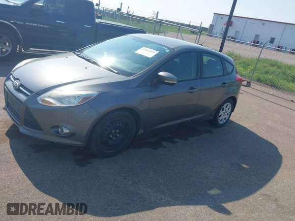 2012 Ford Focus SE z VIN 1FAHP3K21CL347716, wystawiony jako IAAI lot #42415555 z przebiegiem 182 693 mil mil oraz . Historia ofert i sprzedaży dostępna na DreamBid. Obrazek 2.