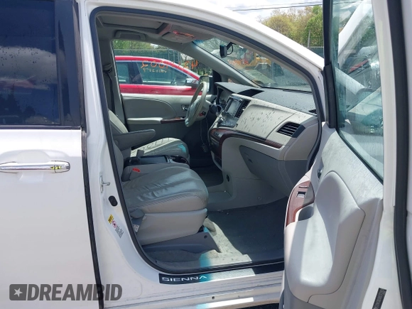 2011 Toyota Sienna XLE AAS z VIN 5TDYK3DC6BS172939, wystawiony jako IAAI lot #42111002 z przebiegiem 172 160 mil mil oraz . Historia ofert i sprzedaży dostępna na DreamBid. Obrazek 5.