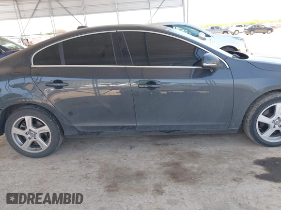2013 Volvo S60 T5 Premier z VIN YV1612FS4D2217471, wystawiony jako IAAI lot #41986419 z przebiegiem 96 910 mil mil oraz . Historia ofert i sprzedaży dostępna na DreamBid. Obrazek 13.