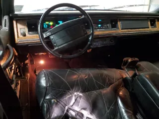 1994 Lincoln Town Car Signature z VIN 1LNLM82W7RY781174, wystawiony jako Copart lot #69642754 z przebiegiem 149 185 mil mil oraz Szkody całkowita. Historia ofert i sprzedaży dostępna na DreamBid. Obrazek 8.