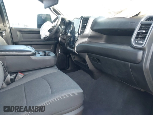 2024 Ram 2500 Tradesman z VIN 3C6UR5CL9RG245485, wystawiony jako IAAI lot #41724661 z przebiegiem 29 445 mil mil oraz . Historia ofert i sprzedaży dostępna na DreamBid. Obrazek 5.