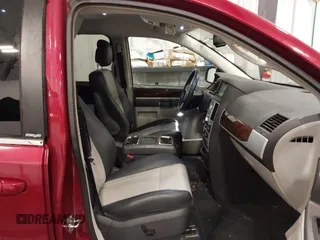 2010 Chrysler Town & Country Touring Plus z VIN 2A4RR8DX7AR480395, wystawiony jako IAAI lot #42171948 z przebiegiem 113 740 mil mil oraz . Historia ofert i sprzedaży dostępna na DreamBid. Obrazek 5.