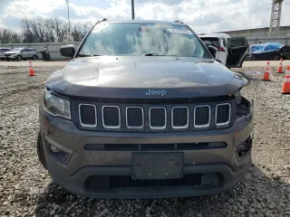 2018 Jeep Compass Latitude with VIN 3C4NJDBB2JT154433, listed as a Copart auction lot 52747205 with 141,930 mi miles and Salvage Title. Bid and sale history available at DreamBid. Image 5.