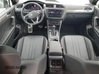 2024 Volkswagen Tiguan SE R-Line Black z VIN 3VVCB7AX0RM109453, wystawiony jako Copart lot #55973745 z przebiegiem 9 620 mil mil oraz Czysty tytuł • Clean title. Historia ofert i sprzedaży dostępna na DreamBid. Obrazek 8.
