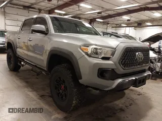 2019 Toyota Tacoma SR z VIN 3TMCZ5AN1KM232360, wystawiony jako IAAI lot #42006355 z przebiegiem 133 909 mil mil oraz . Historia ofert i sprzedaży dostępna na DreamBid. Obrazek 1.