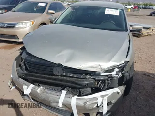 2014 Volkswagen Jetta SE z VIN 3VWD17AJ8EM285174, wystawiony jako IAAI lot #42359764 z przebiegiem 122 296 mil mil oraz . Historia ofert i sprzedaży dostępna na DreamBid. Obrazek 6.