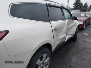 2014 Chevrolet Traverse LTZ z VIN 1GNKRJKDXEJ263349, wystawiony jako IAAI lot #41180521 z przebiegiem 141 564 mil mil oraz . Historia ofert i sprzedaży dostępna na DreamBid. Obrazek 6.