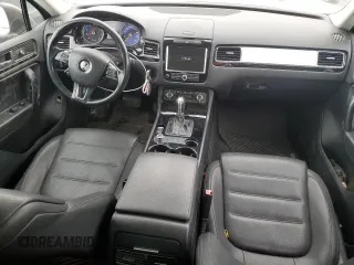 2012 Volkswagen Touareg Sport z VIN WVGEF9BP8CD006057, wystawiony jako Copart lot #47739265 z przebiegiem 213 580 mil mil oraz Szkoda całkowita • Salvage title. Historia ofert i sprzedaży dostępna na DreamBid. Obrazek 8.