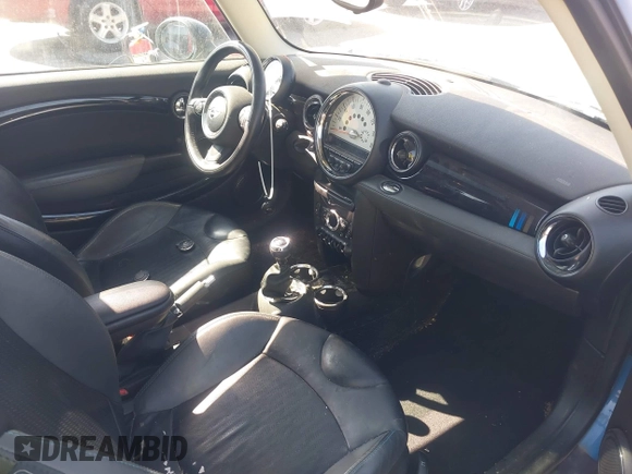 2012 MINI Hardtop S z VIN WMWSV3C55CTY29181, wystawiony jako IAAI lot #42621045 z przebiegiem 68 706 mil mil oraz . Historia ofert i sprzedaży dostępna na DreamBid. Obrazek 5.
