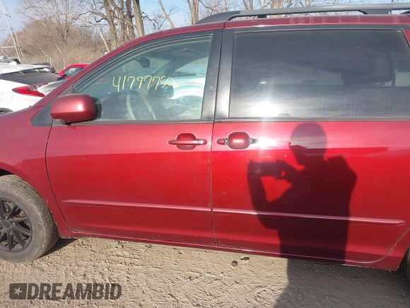 2005 Toyota Sienna XLE with VIN 5TDZA22C05S248499, listed as a IAAI auction lot 41797750 with 266,521 mi miles. Bid and sale history available at carsss.com. Image 14.
