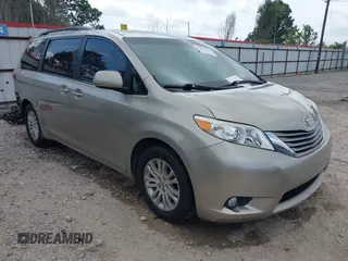 2016 Toyota Sienna XLE with VIN 5TDYK3DC0GS737600, listed as a IAAI auction lot 42027412 with 95,302 mi miles. Bid and sale history available at carsss.com. Image 1.