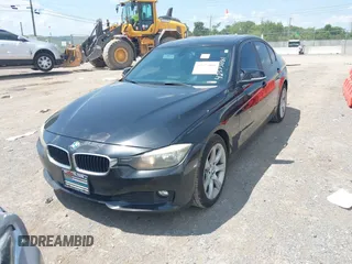2013 BMW 3 Series 320i xDrive z VIN WBA3C3C50DF980052, wystawiony jako IAAI lot #42577081 z przebiegiem 184 223 mil mil oraz . Historia ofert i sprzedaży dostępna na DreamBid. Obrazek 2.
