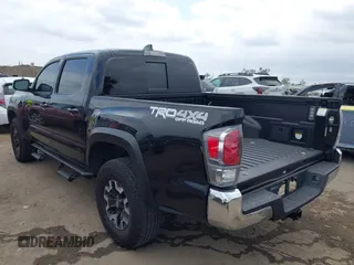 2023 Toyota Tacoma SR z VIN 3TMCZ5AN4PM548729, wystawiony jako IAAI lot #42078723 z przebiegiem 30 966 mil mil oraz . Historia ofert i sprzedaży dostępna na DreamBid. Obrazek 3.