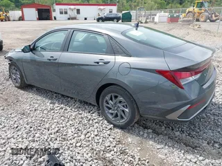 2024 Hyundai Elantra SEL z VIN KMHLM4DGXRU658961, wystawiony jako IAAI lot #42180658 z przebiegiem 5 090 mil mil oraz . Historia ofert i sprzedaży dostępna na DreamBid. Obrazek 3.