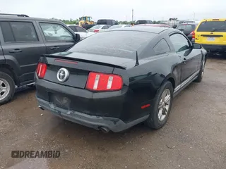 2011 Ford Mustang V6 z VIN 1ZVBP8AM5B5125342, wystawiony jako IAAI lot #42206977 z przebiegiem 283 386 mil mil oraz . Historia ofert i sprzedaży dostępna na DreamBid. Obrazek 4.