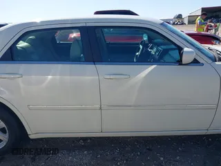2007 Chrysler 300 Touring z VIN 2C3KA53G17H715729, wystawiony jako IAAI lot #41999282 z przebiegiem 130 444 mil mil oraz . Historia ofert i sprzedaży dostępna na DreamBid. Obrazek 13.