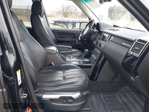 2008 Land Rover Range Rover SC z VIN SALMF13438A264820, wystawiony jako IAAI lot #41545831 z przebiegiem 117 151 mil mil oraz . Historia ofert i sprzedaży dostępna na DreamBid. Obrazek 5.