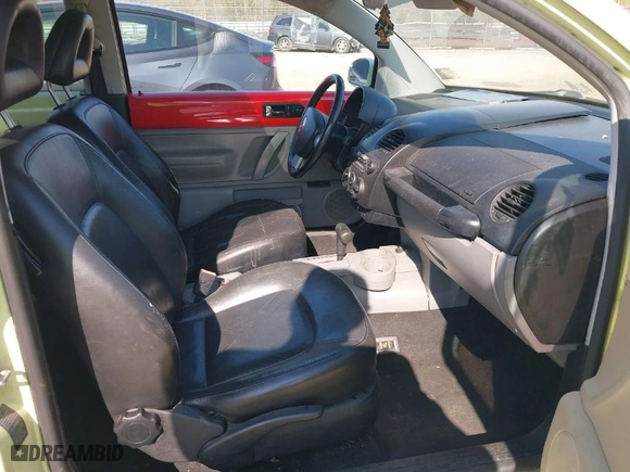 2001 Volkswagen New Beetle GLS with VIN 3VWCK21C21M479237, listed as a IAAI auction lot 41879312 with 163,160 mi miles. Bid and sale history available at carsss.com. Image 5.