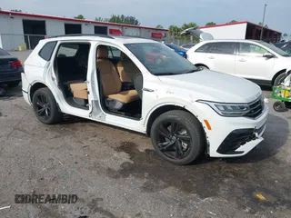 2023 Volkswagen Tiguan SE R-Line Black z VIN 3VVCB7AX2PM128289, wystawiony jako IAAI lot #41862186 z przebiegiem 26 881 mil mil oraz . Historia ofert i sprzedaży dostępna na DreamBid. Obrazek 1.