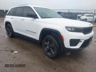 2023 Jeep Grand Cherokee Laredo z VIN 1C4RJHAG2PC562151, wystawiony jako IAAI lot #41885826 z przebiegiem 52 332 mil mil oraz . Historia ofert i sprzedaży dostępna na DreamBid. Obrazek 1.