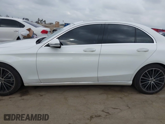 2019 Mercedes-Benz C 300 z VIN 55SWF8DBXKU305138, wystawiony jako IAAI lot #42111286 z przebiegiem 42 309 mil mil oraz . Historia ofert i sprzedaży dostępna na DreamBid. Obrazek 15.