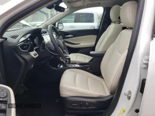 2020 Buick Encore GX Essence z VIN KL4MMGSL9LB077961, wystawiony jako Copart lot #54544045 z przebiegiem 17 256 mil mil oraz Szkoda całkowita • Salvage title. Historia ofert i sprzedaży dostępna na DreamBid. Obrazek 7.