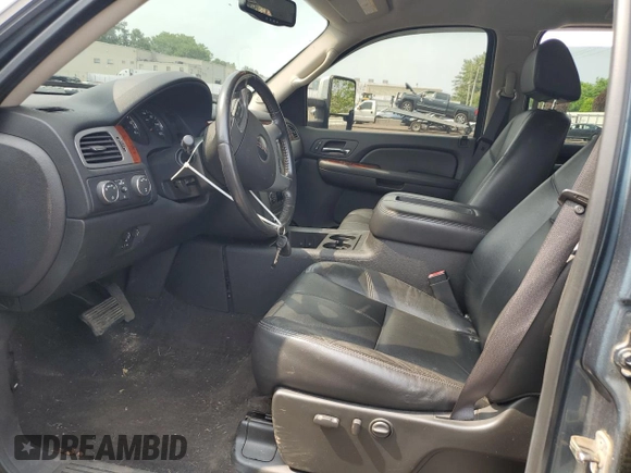 2009 GMC Sierra 2500HD Work Truck z VIN 1GTHK43K89F118521, wystawiony jako Copart lot #60003205 z przebiegiem 63 571 mil mil oraz Szkoda całkowita • Salvage title. Historia ofert i sprzedaży dostępna na DreamBid. Obrazek 7.