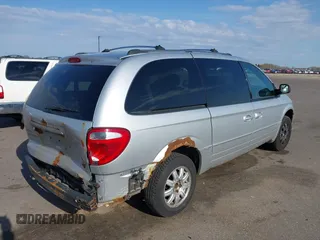 2005 Chrysler Town & Country Limited with VIN 2C8GP64L45R338921, listed as a IAAI auction lot 42105691 with 288,600 mi miles. Bid and sale history available at carsss.com. Image 4.