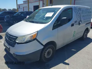 2015 Chevrolet City Express Cargo LS z VIN 3N63M0YN3FK726807, wystawiony jako IAAI lot #42210653 z przebiegiem 118 414 mil mil oraz . Historia ofert i sprzedaży dostępna na DreamBid. Obrazek 2.