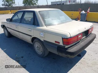 1987 Toyota Camry z VIN JT2SV21EXH3130273, wystawiony jako IAAI lot #42472806 z przebiegiem 124 958 mil mil oraz . Historia ofert i sprzedaży dostępna na DreamBid. Obrazek 3.