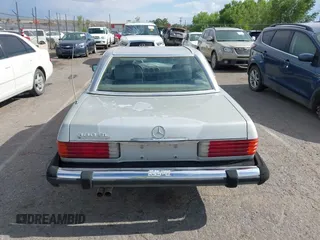 1982 Mercedes-Benz 380 SL z VIN WDBBA45A8CB017571, wystawiony jako IAAI lot #42483211 z przebiegiem 125 437 mil mil oraz . Historia ofert i sprzedaży dostępna na DreamBid. Obrazek 16.